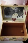 Ant dėžutės dangčio dekoruotas poros bučinys